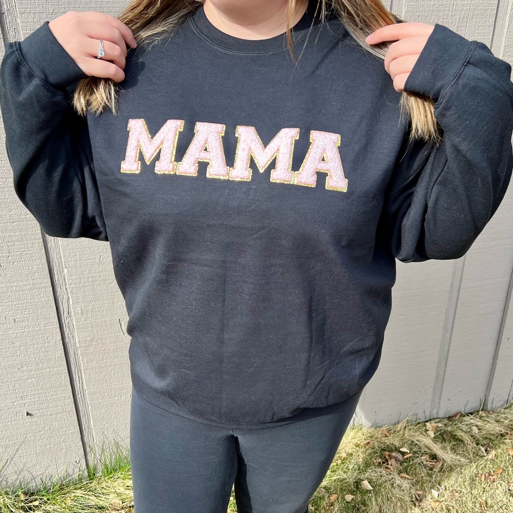 MAMA Gilden crewneck pink puffed letters